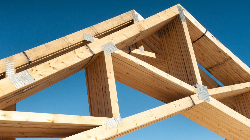 Lujuusluokiteltu puutavara kattoristikoissa: miksi materiaalin laatu ratkaisee?